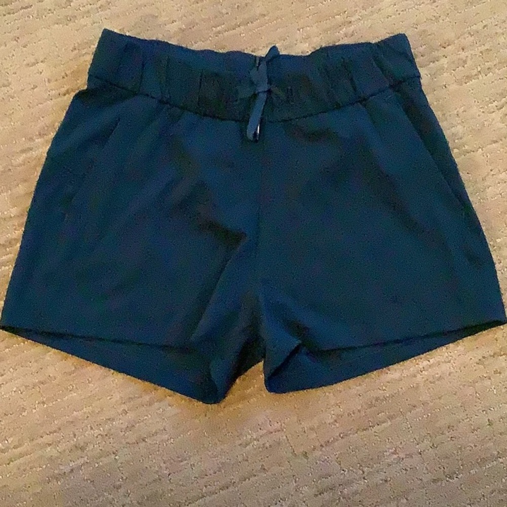 Lululemon On the Fly shorts in Submarine size 6